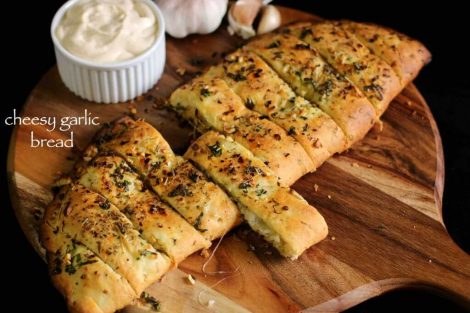 Garlic Bread served with cheese dip